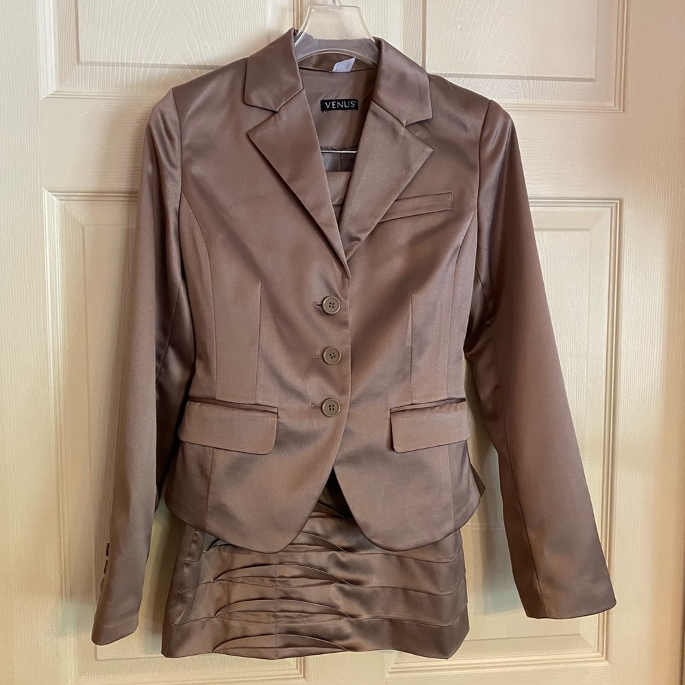 VENUS Champagne Tan Silky 2-piece Jacket & Skirt Suit. Size 2. NWOT. Never Worn